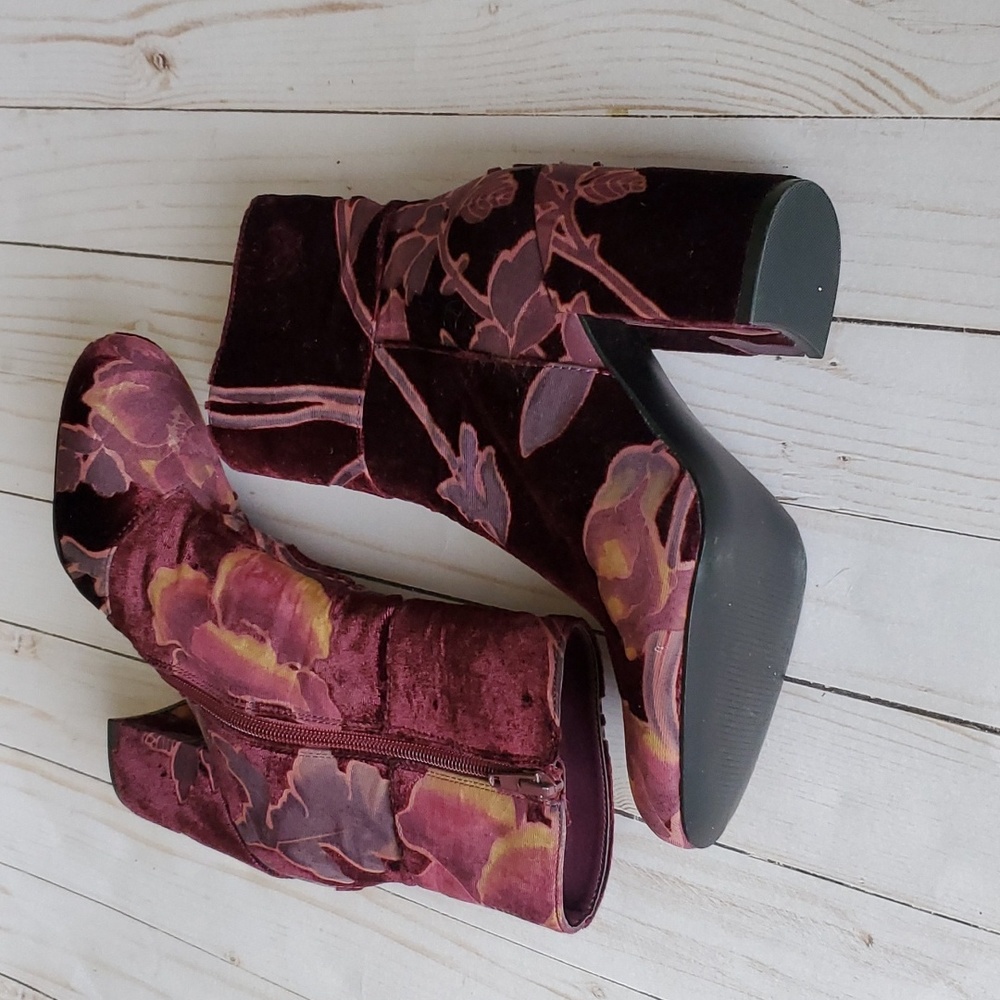 Steve Madden Goldie Floral Velvet Booties Size 6